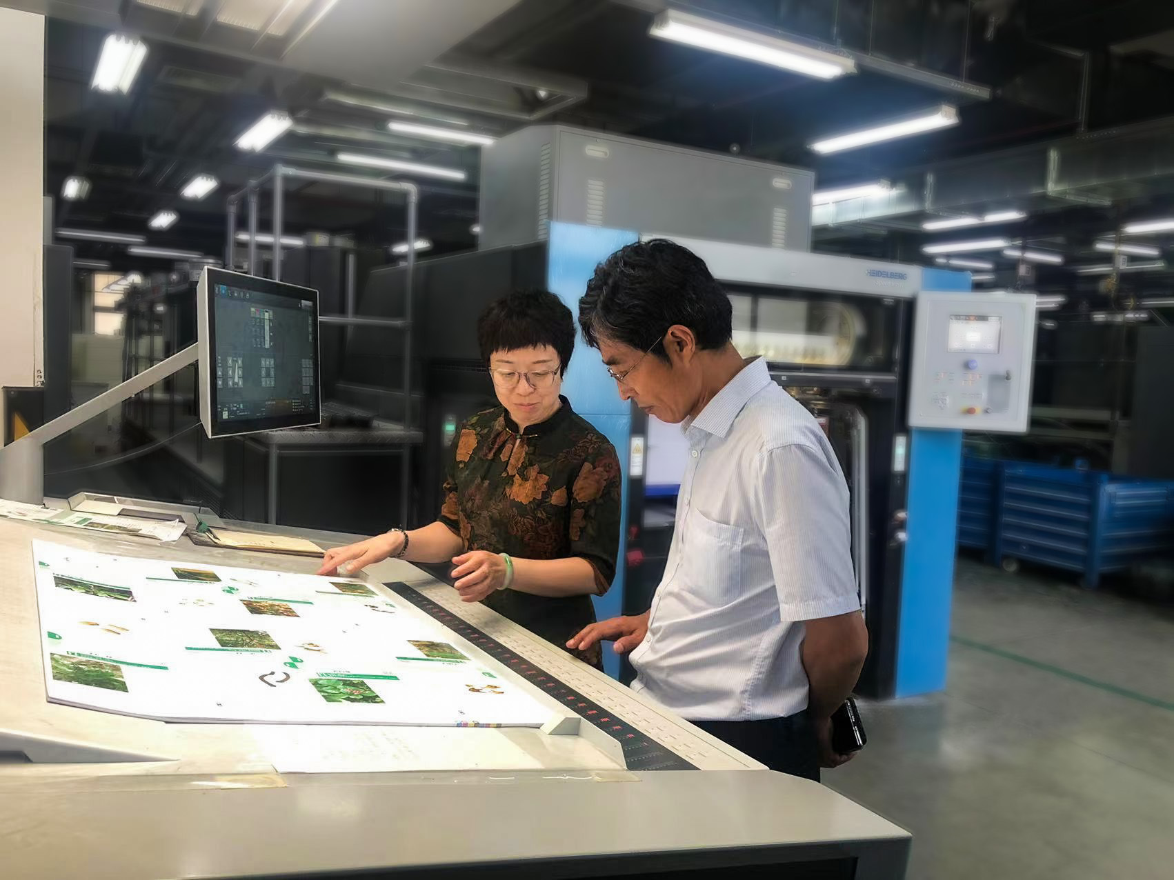 北京印刷(shua)學院專家(jia)組一行受(shou)邀赴福建(jian)新華聯合(he)印務集團(tuan)調研數字(zi)印刷項目(mu)