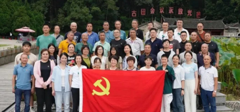 追(zhui)尋紅色足(zu)迹，赓續精(jing)神血脈